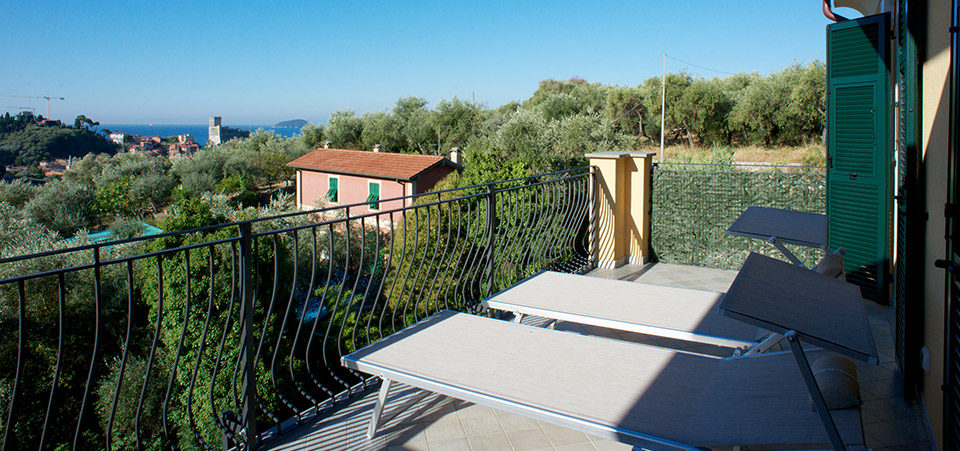 The terrace, an ideal solarium even since the first morning hours.