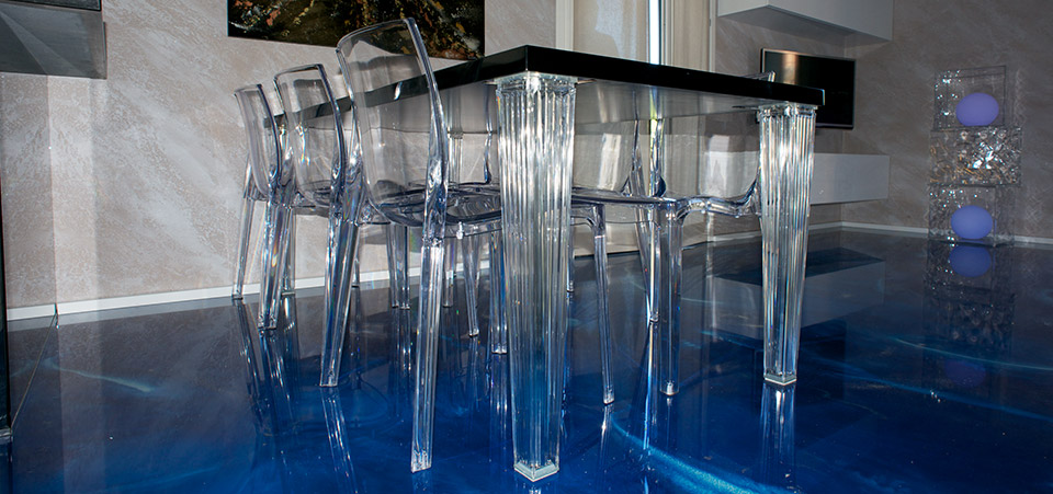 The Top Top table of Kartell and its transparency.
