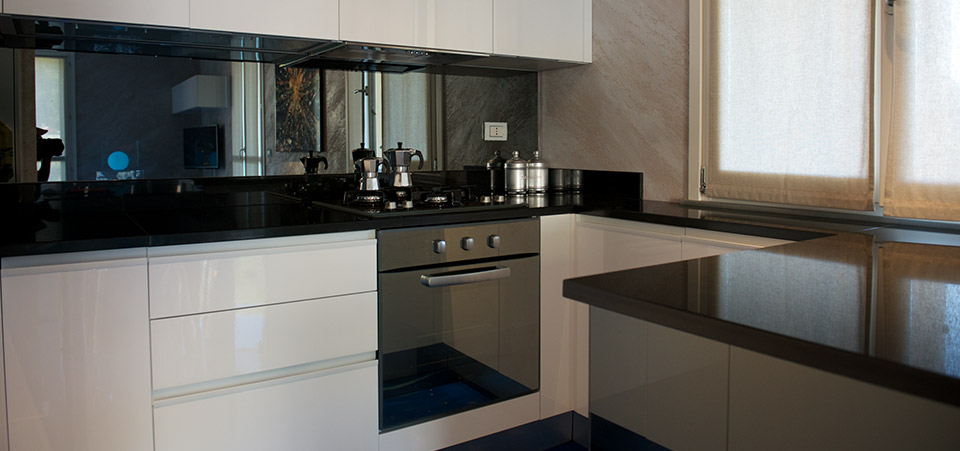 The kitchen and its modern and linear design.